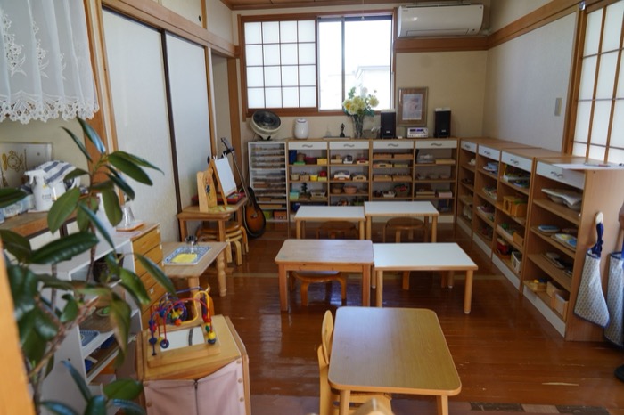 観葉植物と木の家具が並ぶ、あたたかみのある保育室